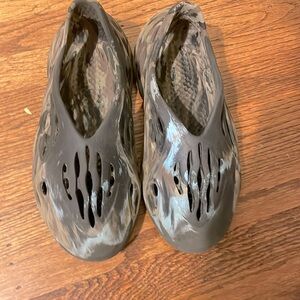 This are a size 10.5 very good so comfortable brand Yeezy and look good on u 🔥